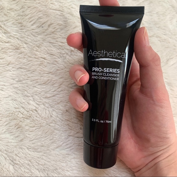 Aesthetica Pro Series Brush Cleaner & Conditioner - Picture 3 of 4